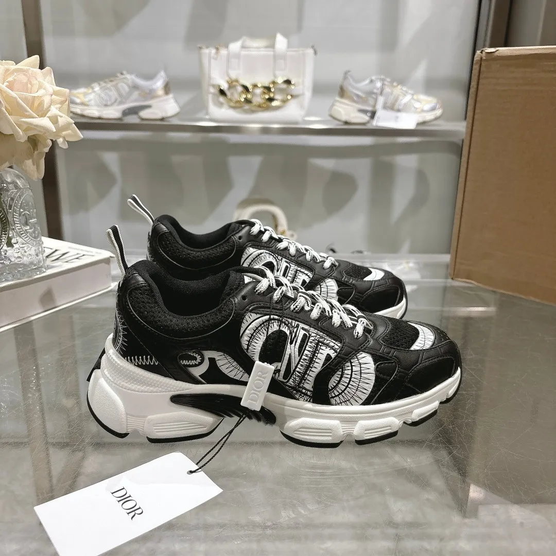 👟👟Ex-factory price 560👟👟 This Dior Chrono sneaker is a new product of the 2024 autumn ready-to-wear series, reinterpreting running shoes with Dior's high-end style. White mesh fabric is paired with nude and silver-toned laminated leather-effect panels, as well as CD logos on the sides, a star patch on the tongue and a Dior logo on the heel. Featuring tri-color laces, a lightweight sole and star embellishments for a casual look all year round. ✅Size: 35-40 ✅Packaging: With counter packaging and Dior outer box